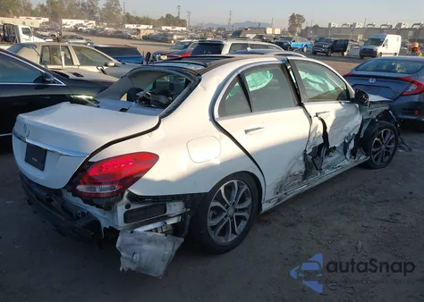 2016 Mercedes-Benz C 300 z USA, uszkodzony, nr VIN 55SWF4JB8GU105640